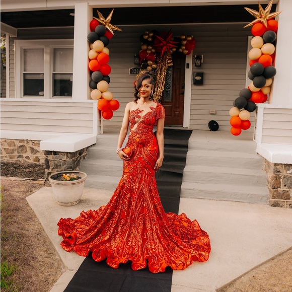 i made my prom dress TRIED ON MY PROM DRESS AND IT GOT A LOT OF VIEWS SO NOW (OBVIOUSLY) I'M DAYDREAMING ABOUT BEING A WEDDING DRESS DESIGNER (AGAIN)